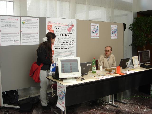 Vicky et Eggman derrière le stand 2.0